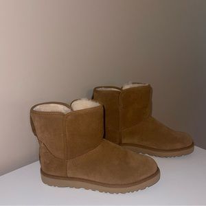 New never worn Ugg Classic mini boot